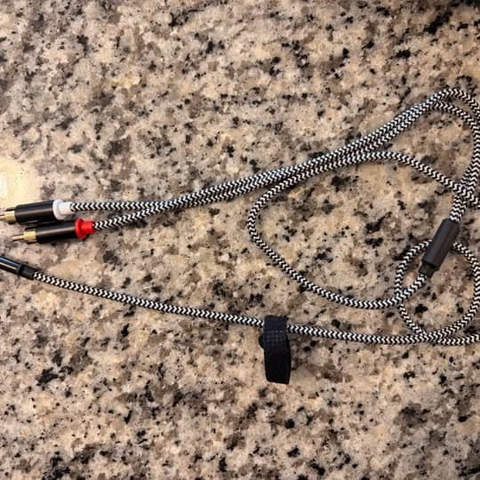 Lightning to RCA audio cable